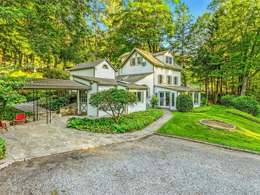 Backyard, Exterior, Facade, Queen Anne Victorian