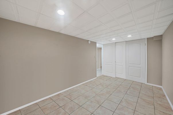 Empty room, Interior, Recessed Lighting