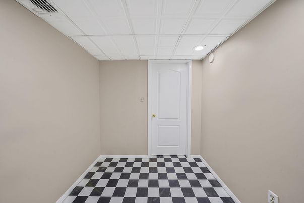 Empty room, Interior