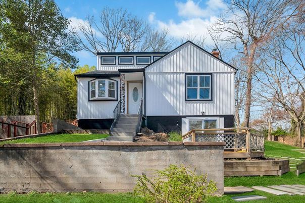 Exterior, Facade, Raised Ranch