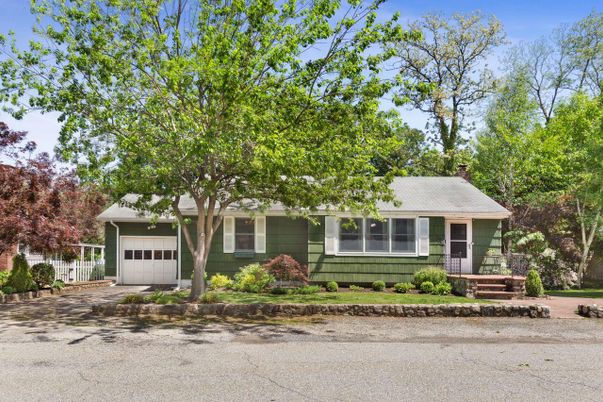Attached, Exterior, Facade, Cape Cod