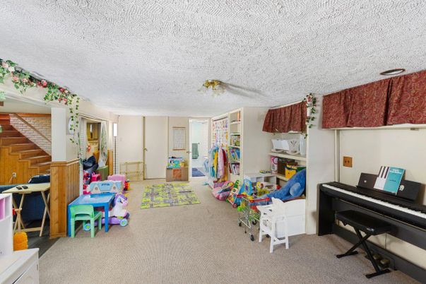 Interior, Piano