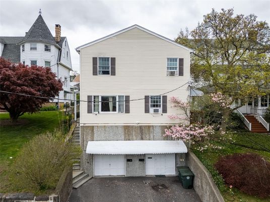 Attached, Exterior, Facade, Queen Anne Victorian