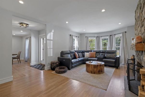 Interior, Living room, Recessed Lighting, Wood Texture Flooring