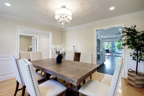 Chandelier, Dining room, Interior, Recessed Lighting, Wood Texture Flooring