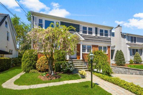 Exterior, Facade, Brick Facade, American Foursquare