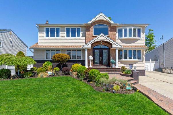 Exterior, Facade, Brick Facade, Queen Anne Victorian