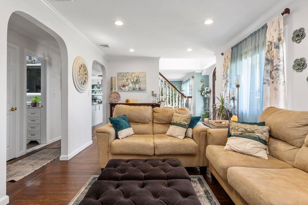 Interior, Living room, Recessed Lighting, Wood Texture Flooring