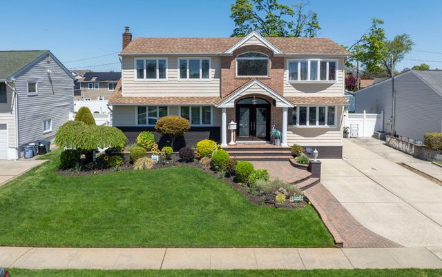 Exterior, Facade, Brick Facade, Queen Anne Victorian