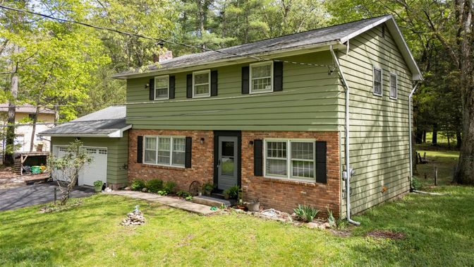 Attached, Exterior, Facade, Brick Facade, Split Level