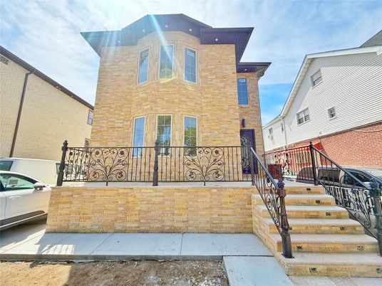Exterior, Facade, Rowhouse