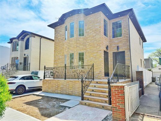 Exterior, Facade, Rowhouse