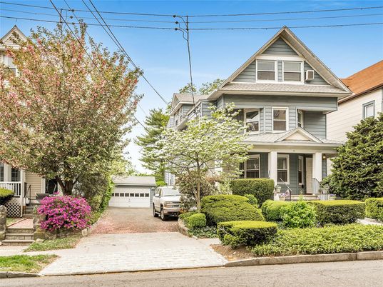 Attached, Exterior, Facade, Queen Anne Victorian
