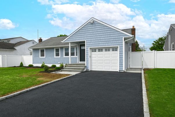 Attached, Exterior, Facade, Ranch