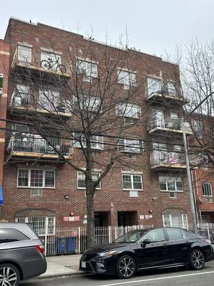 Exterior, Facade, Brick Facade, Rowhouse