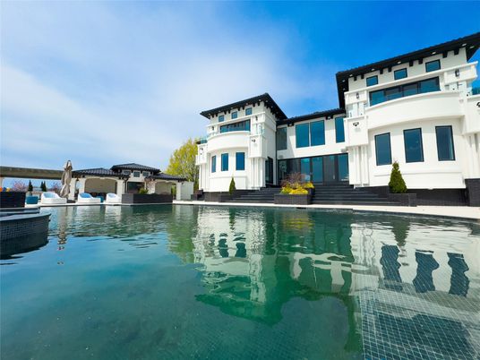 Exterior, Facade, Lake, Mediterranean