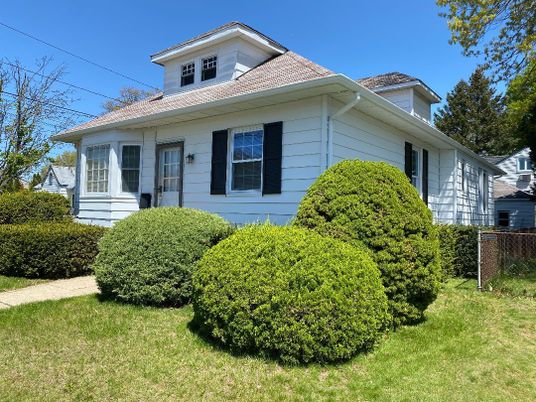 Exterior, Facade, American Foursquare