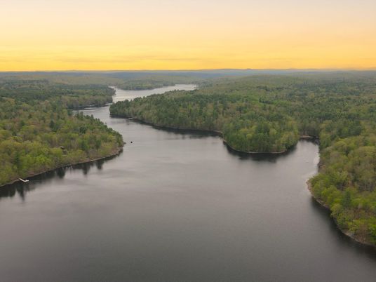 Exterior, Lake