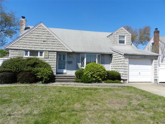 Attached, Exterior, Facade, Cape Cod