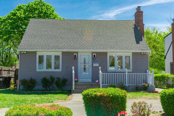 Exterior, Facade, Cape Cod