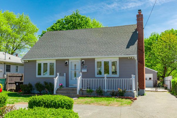 Exterior, Facade, Cape Cod