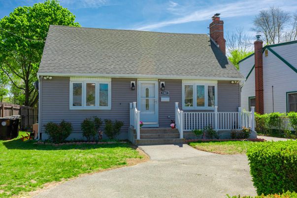 Exterior, Facade, Cape Cod