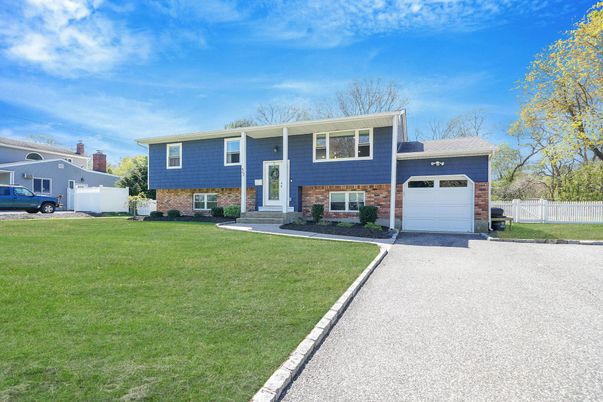 Attached, Exterior, Facade, Brick Facade, Raised Ranch