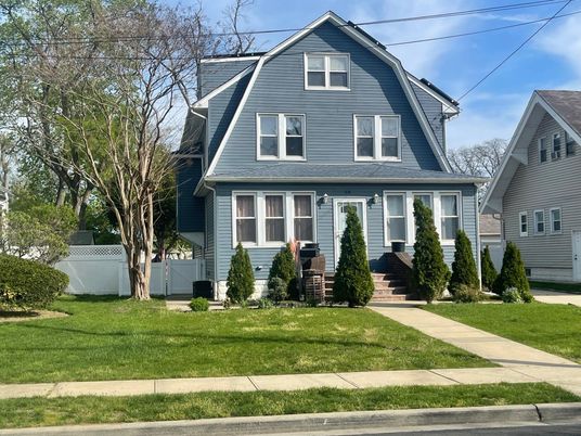 Exterior, Facade, Queen Anne Victorian