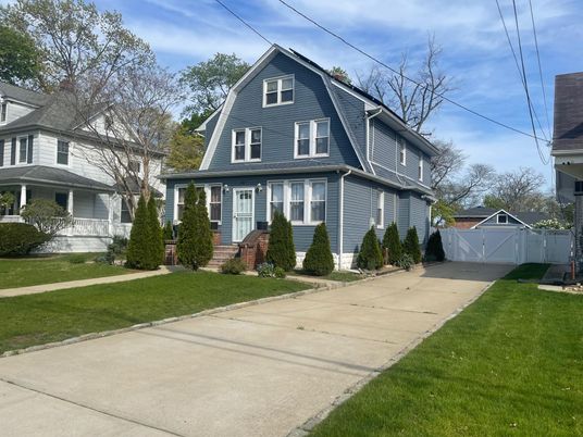 Exterior, Facade, Queen Anne Victorian
