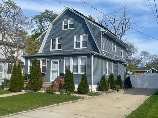 Exterior, Facade, Queen Anne Victorian