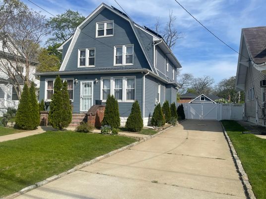 Exterior, Facade, Queen Anne Victorian