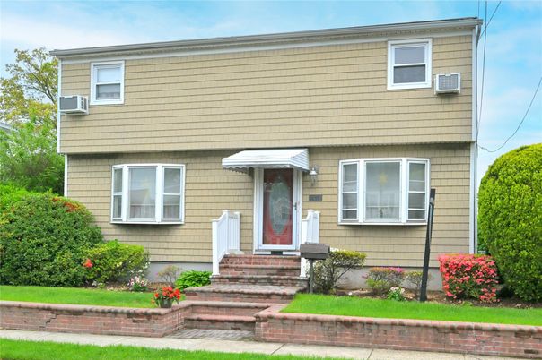 Exterior, Facade, Raised Ranch
