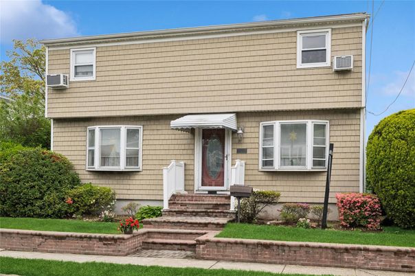 Exterior, Facade, Raised Ranch