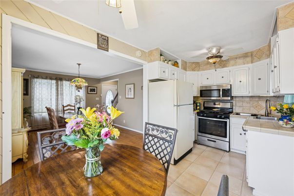 Chandelier, Dining room, Interior, Kitchen, Stainless Steel Appliances
