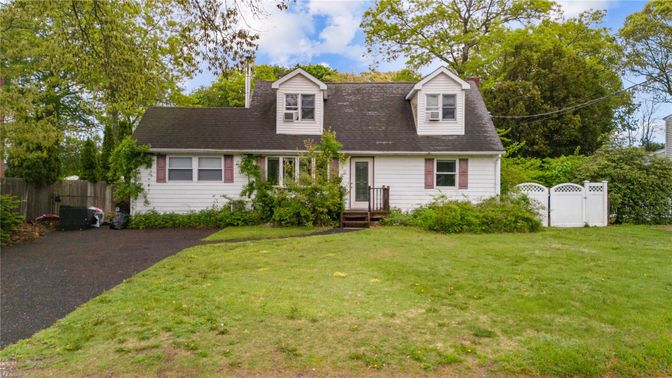 Exterior, Facade, Cape Cod