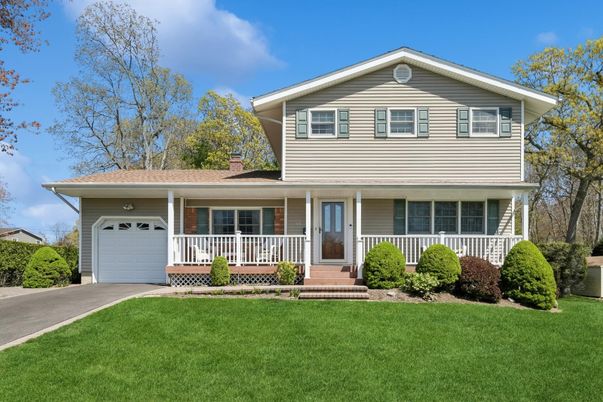 Attached, Exterior, Facade, Split Level