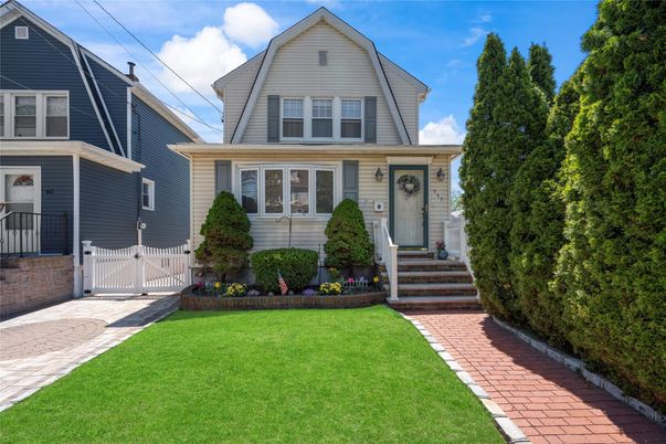 Exterior, Facade, Queen Anne Victorian