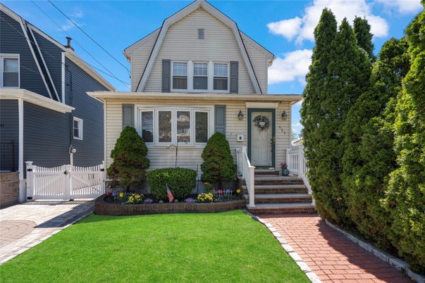 Exterior, Facade, Queen Anne Victorian