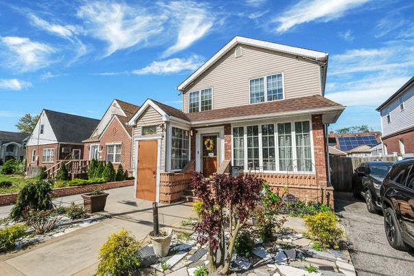 Exterior, Facade, Brick Facade, Queen Anne Victorian