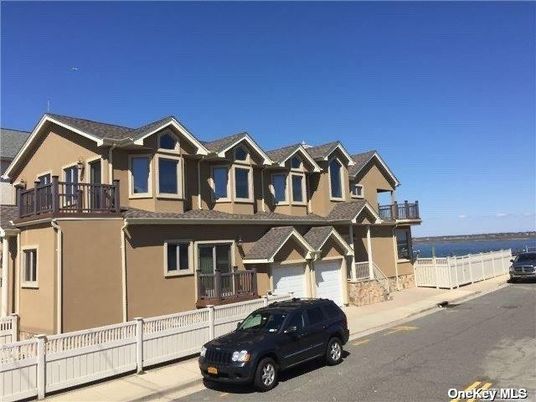 Attached, Exterior, Facade, Water, American Craftsman