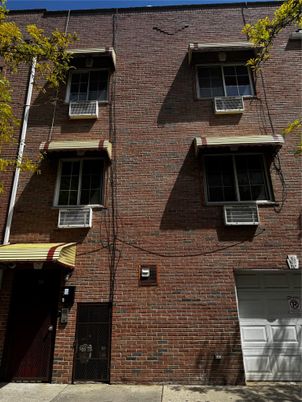Exterior, Facade, Brick Facade, Rowhouse
