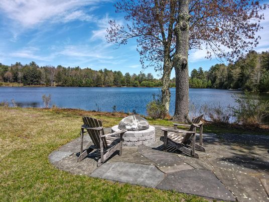 Exterior, Lake