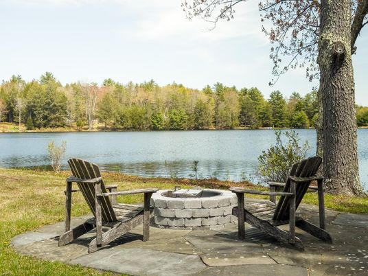 Exterior, Lake