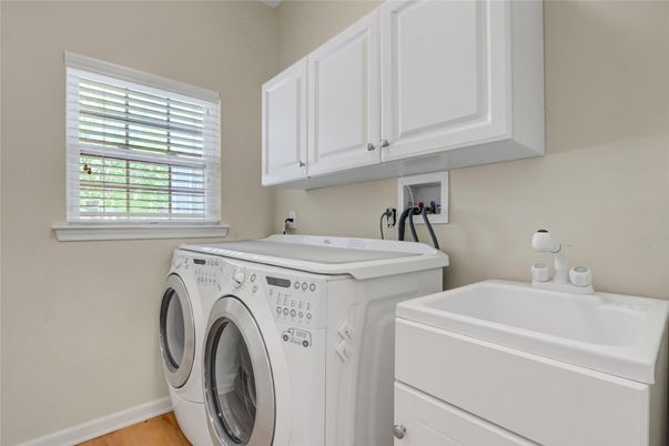 Interior, Washer, Wood Texture Flooring