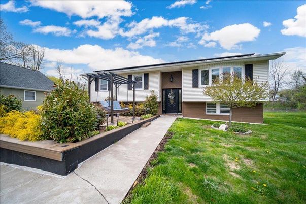 Exterior, Facade, Raised Ranch