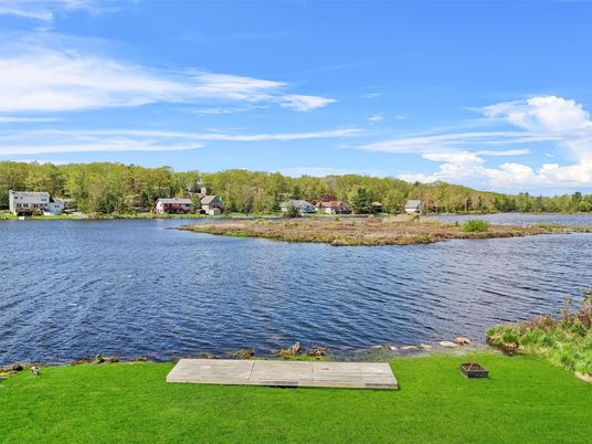 Exterior, Lake