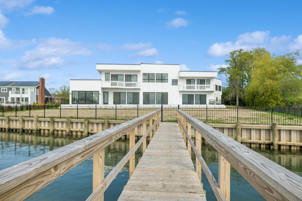 Exterior, Lake