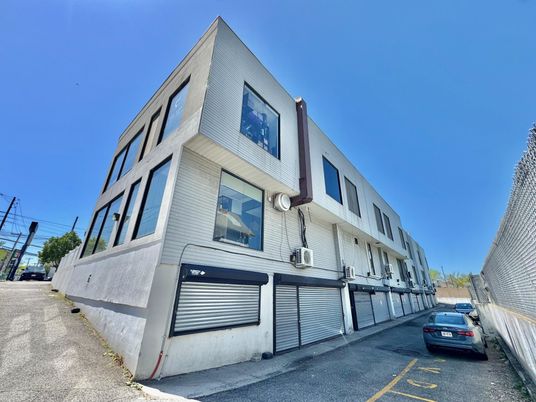 Exterior, Facade, Highrise