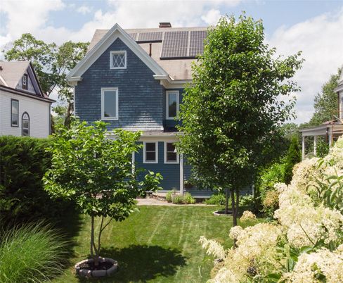 Exterior, Facade, Queen Anne Victorian