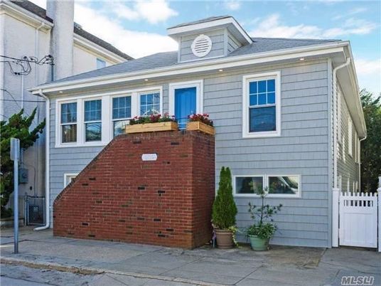 Exterior, Facade, Brick Facade, American Foursquare